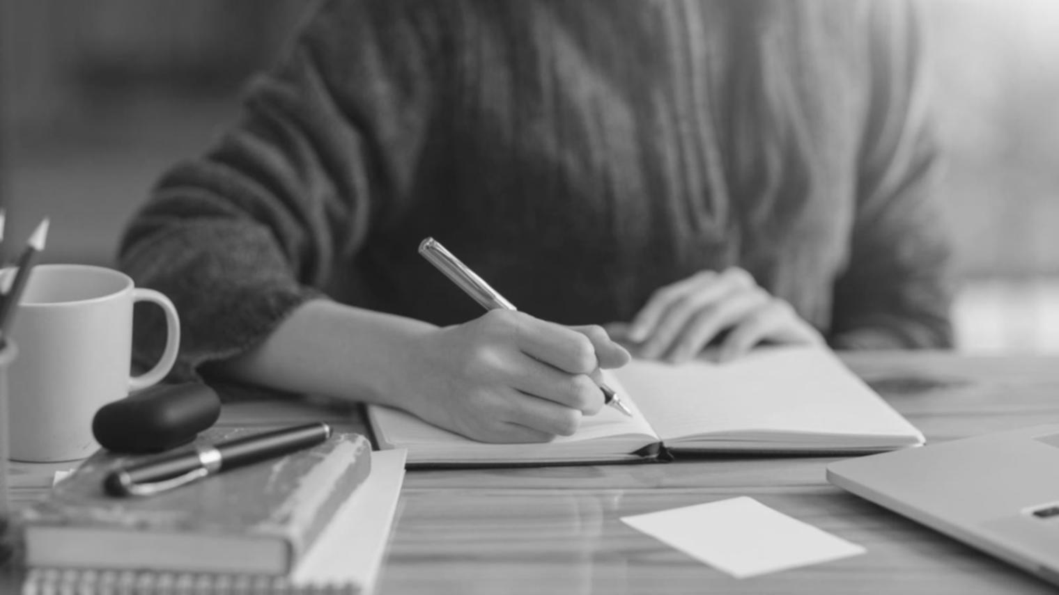 Teilnehmerin arbeitet konzentriert an SEO-Projekt